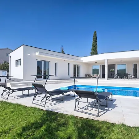 Villa Aura